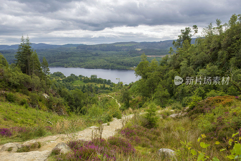 从英国苏格兰特罗萨克斯Brig o ' Turk附近的Ben A an往下的小路上看到的Achray湖的景色